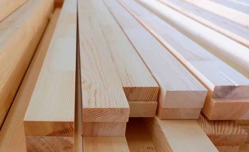 Jakie technologie suszenia stosuje producent kantówki, aby zapobiec deformacjom materiału