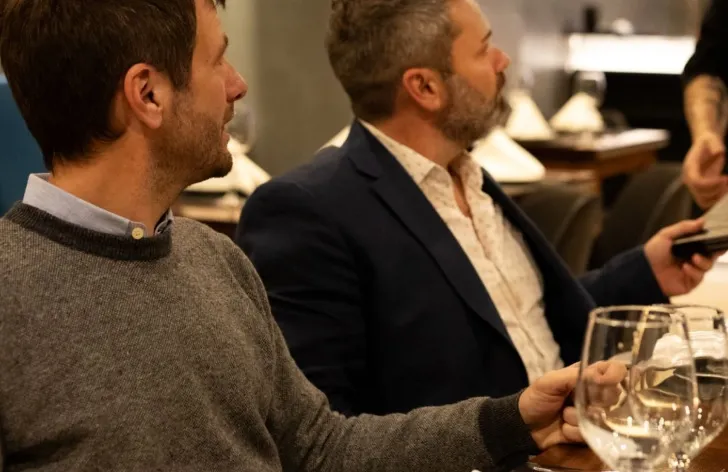 Jak imprezy firmowe Rzeszów pomagają przełamywać bariery między młodszymi a starszymi pracownikami?